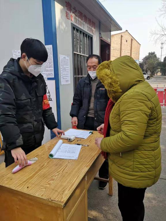 18会计二班学生尤澍钦,在河南省洛阳市涧西区工农办事处尤东社区做志愿者,负责为附近居民宣传抗击疫情信息和街道消毒,参加社区执勤、登记社区内出入人员信息、测量体温。